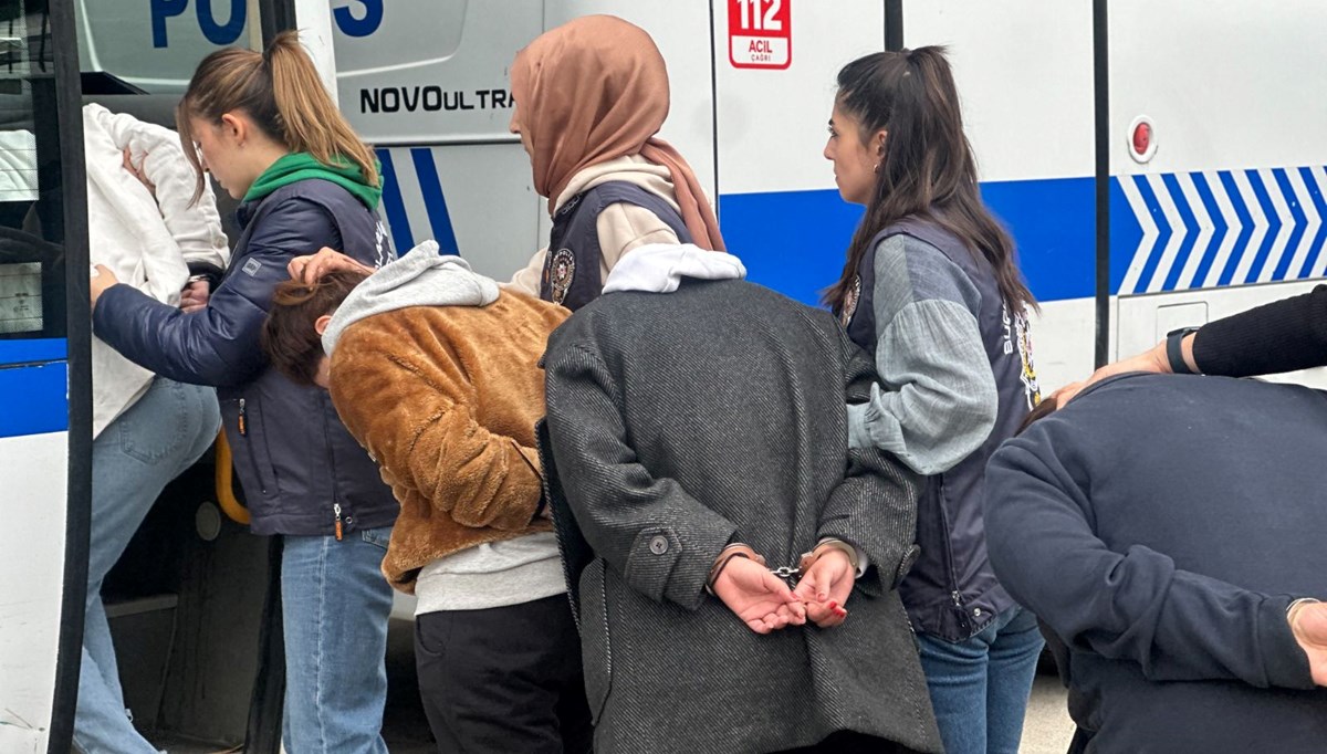 Elon Musk fotoğrafıyla tuzak: Çağrı merkezi çetesi 3 aylık takiple çökertildi Elon Musk fotoğrafıyla tuzak: Çağrı merkezi çetesi 3 aylık takiple çökertildi