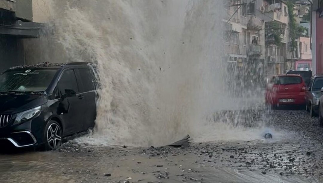 İzmir'de su borusu patladı: Çok sayıda araç hasar gördü