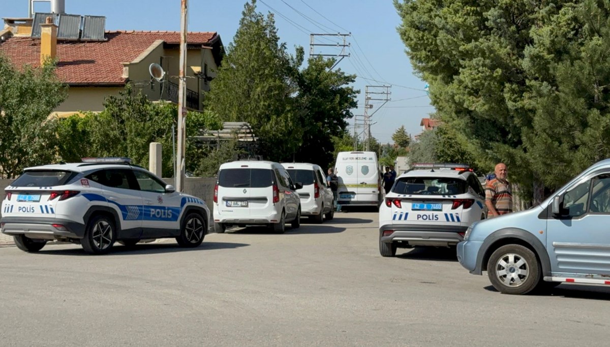Annesi ile ablasını bıçakladı