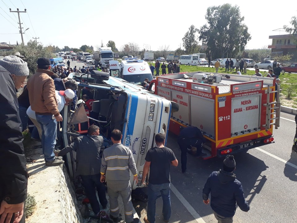 SON DAKİKA... Mersin'de işçi minibüsü devrildi: 4 ölü - 1