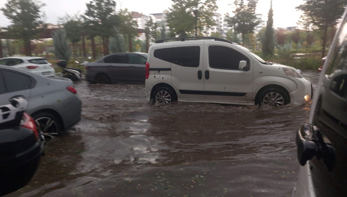 Diyarbakır'da caddeler göle döndü Diyarbakır'da caddeler göle döndü