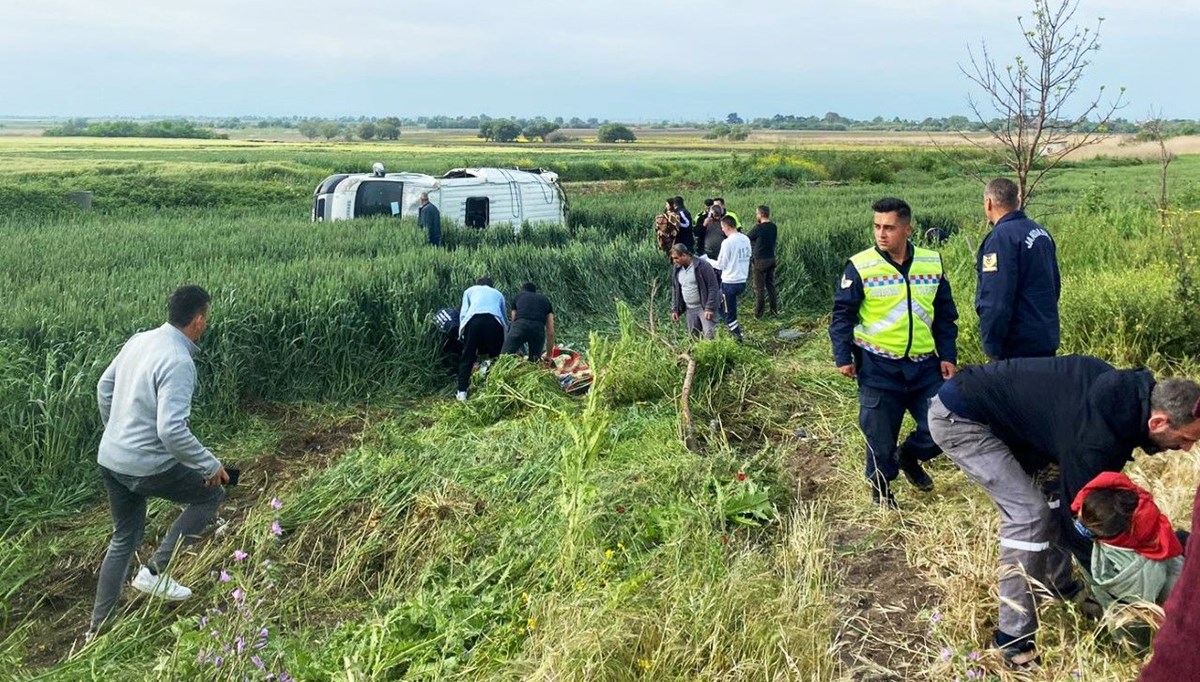 Servis minibüsü takla attı: 8 yaralı