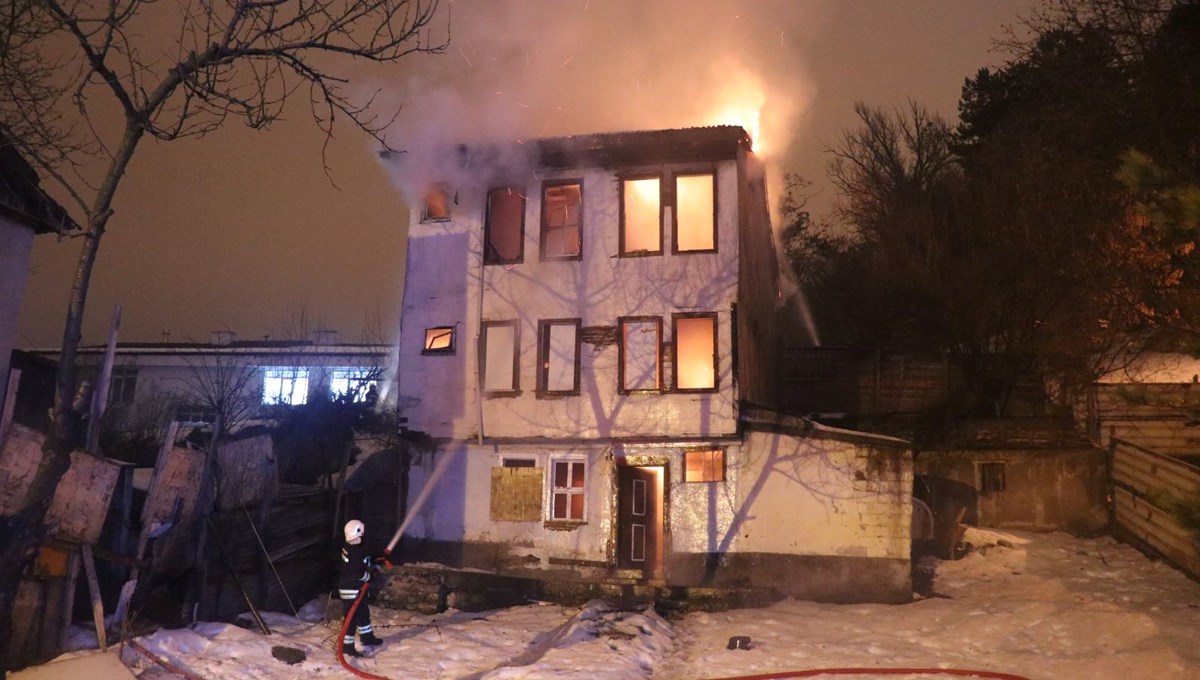 3 katlı ahşap bina alev alev yandı