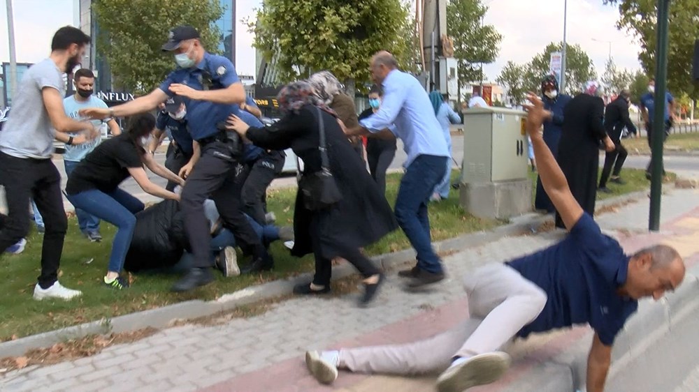 Keşif sırasında kadın sürücüye saldırdılar, polis biber gazıyla müdahale etti - 7