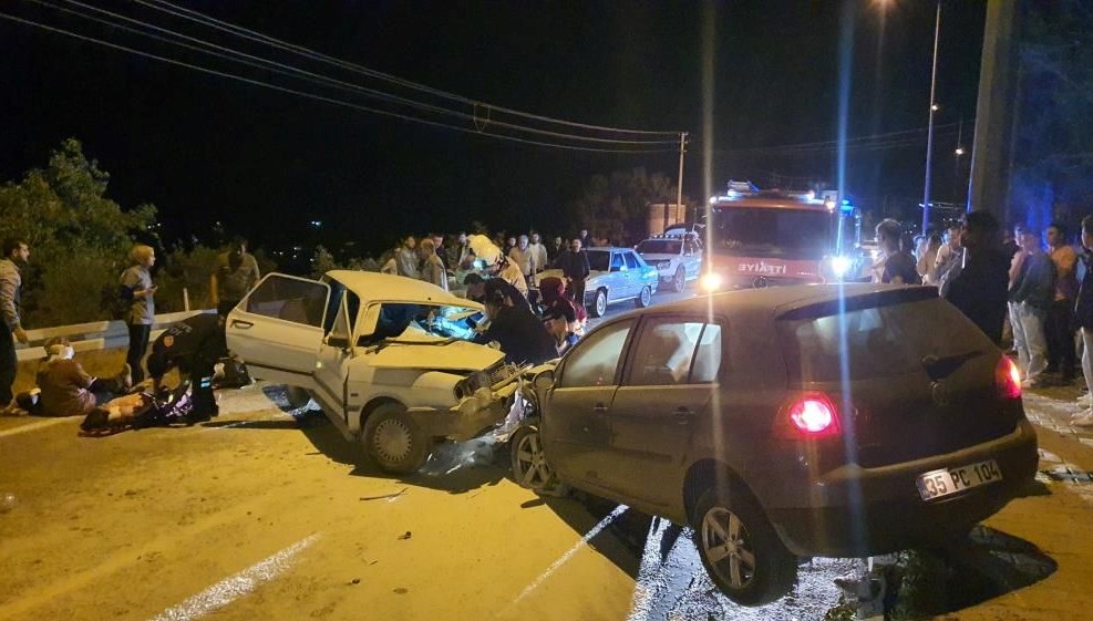 Otomobiller kafa kafaya çarpıştı: Yaralılar var