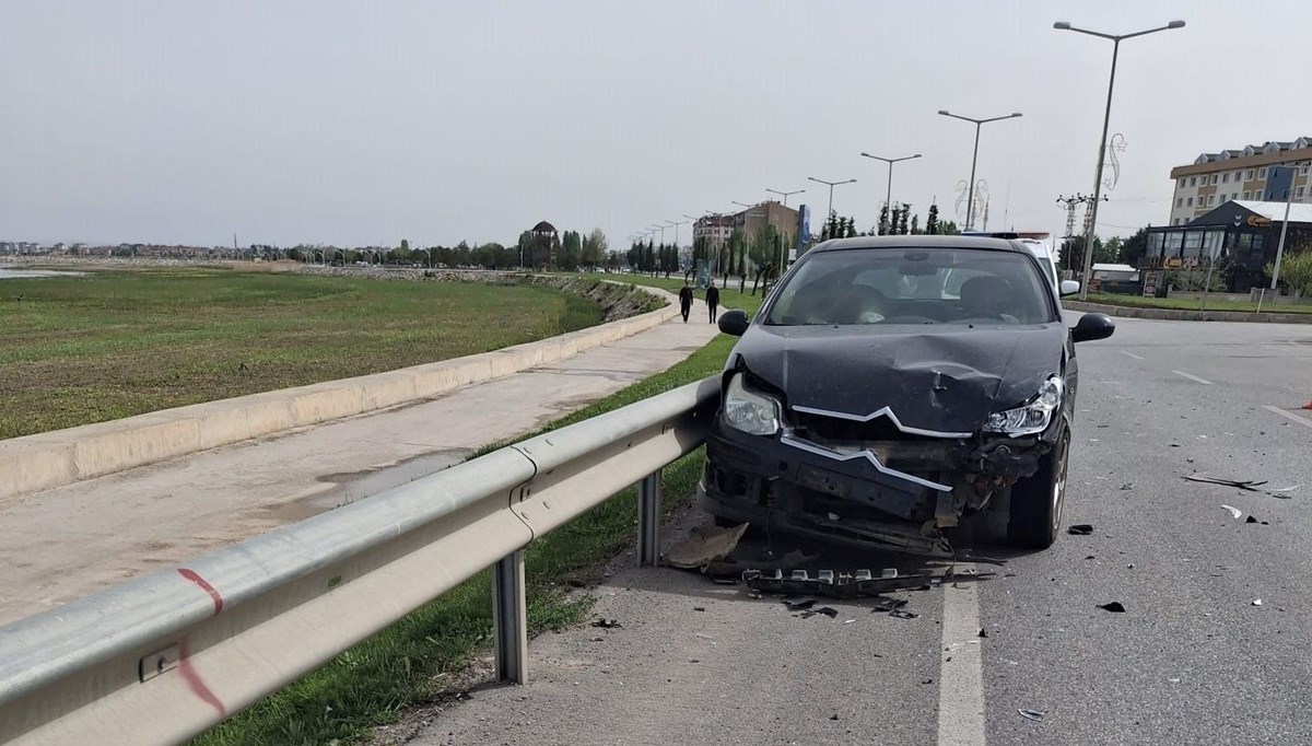 Beyşehir'de otomobiller çarpıştı: 2 yaralı Beyşehir'de otomobiller çarpıştı: 2 yaralı