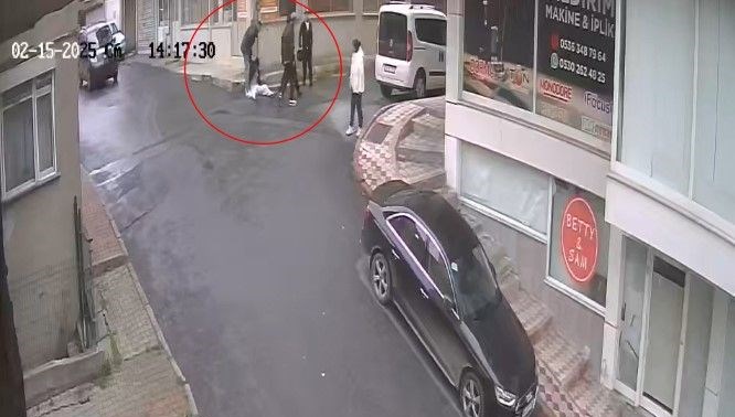 İstanbul’da sokak ortasında acımasız dayak: Kaskla kafasına vurup, yerde tekmelediler