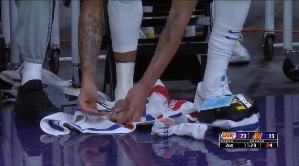 NBA oyuncusu Anthony Davis maç sırasında tırnaklarını kesti - 1