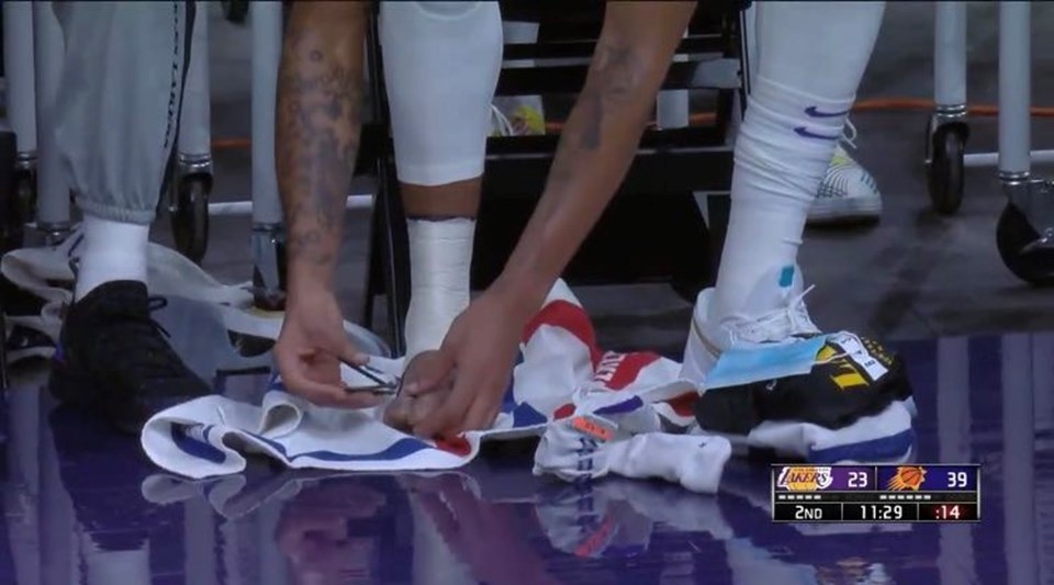 NBA yıldızı Anthony Davis ayak tırnaklarını böyle kesti