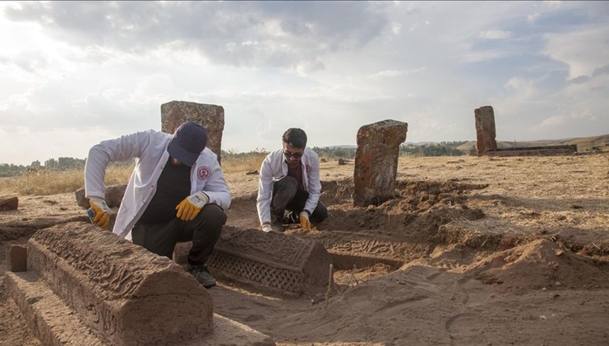 Ahlat Selçuklu Meydan Mezarlığı'nda iki sanduka bulundu