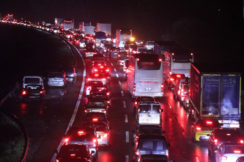 Bayram Seyahati Zirvesi: Otoyollarda Trafik Kilitlendi 73 qIyo02RCiEqEDwXAT21igw