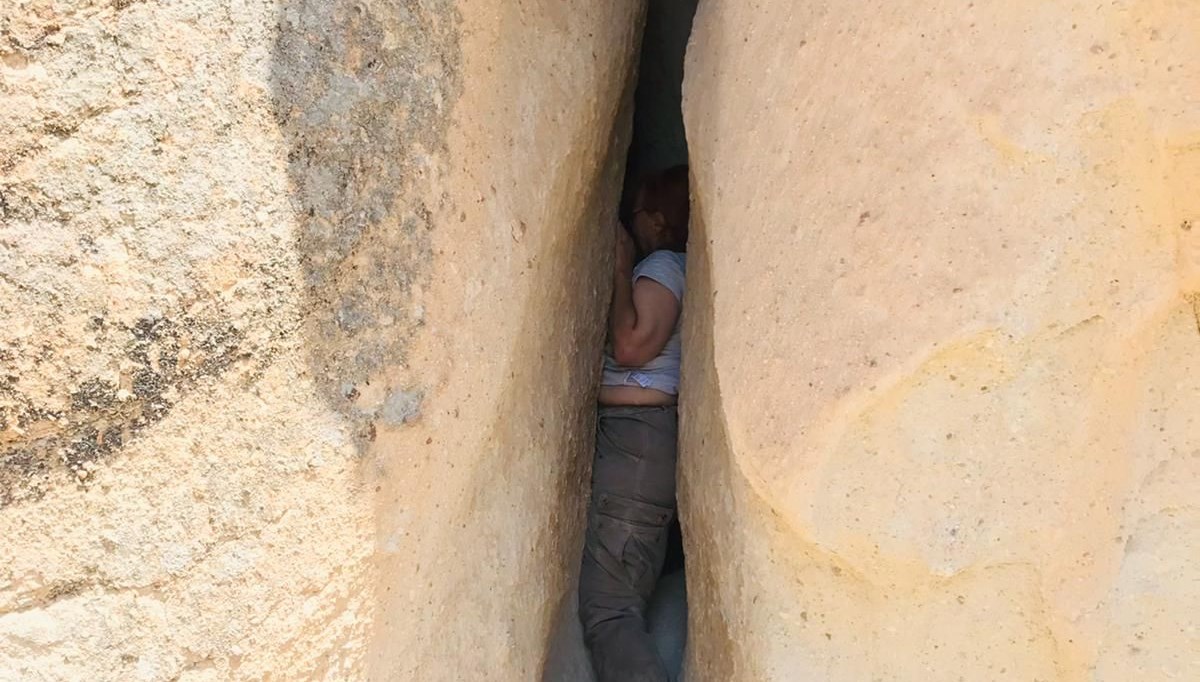 ABD'li turist, fotoğraf çekerken düştüğü kayalıklar arasında sıkıştı