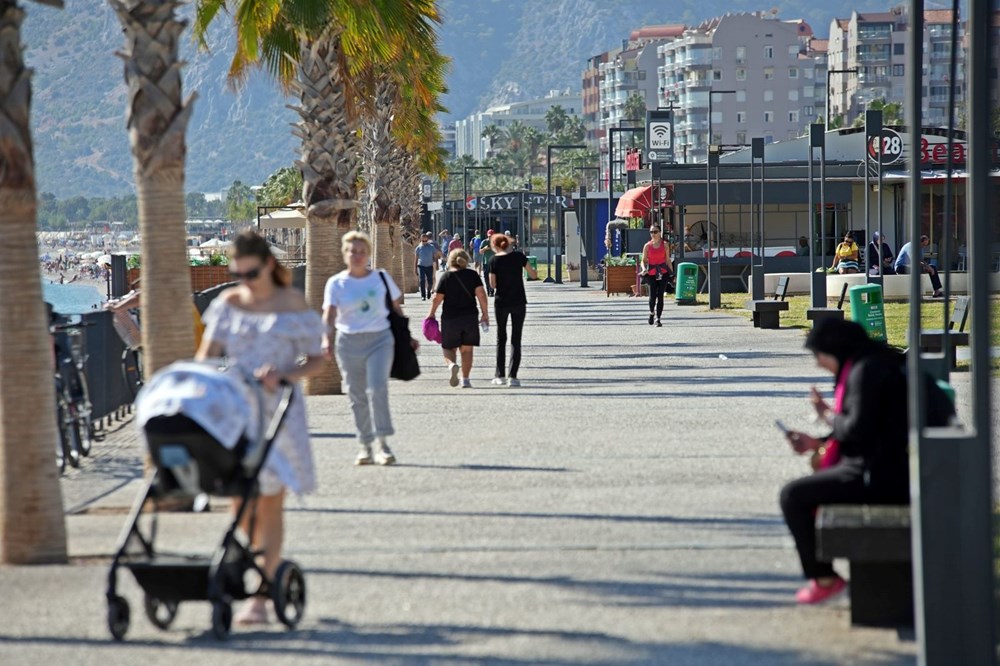 Hava sıcaklığı 32 dereceyi gösterdi: Ekim ayında güneş altında denizin keyfini çıkardılar - 7