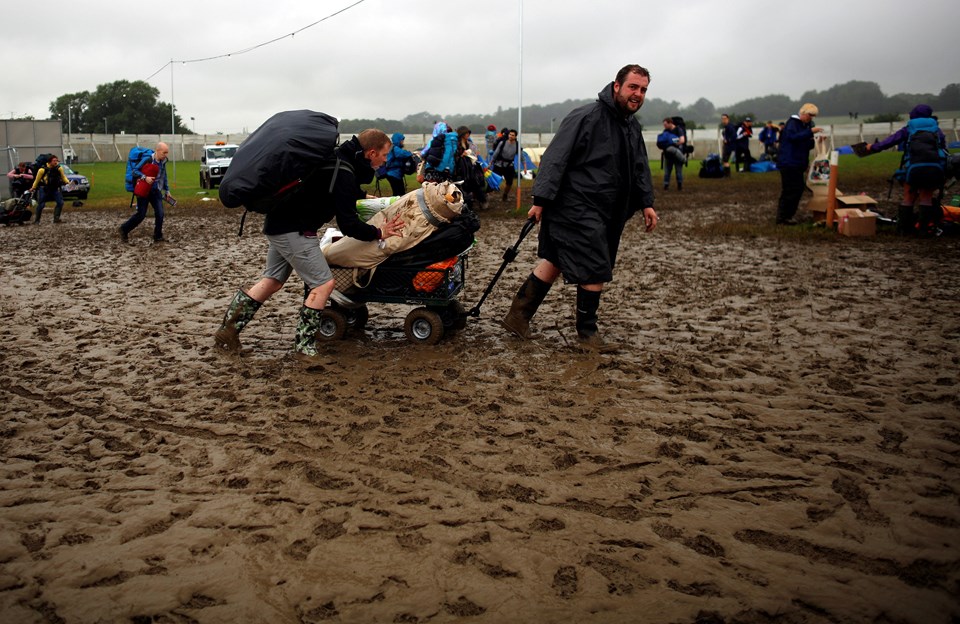 Glastonbury Festivali çamur kabusuyla başladı - 1