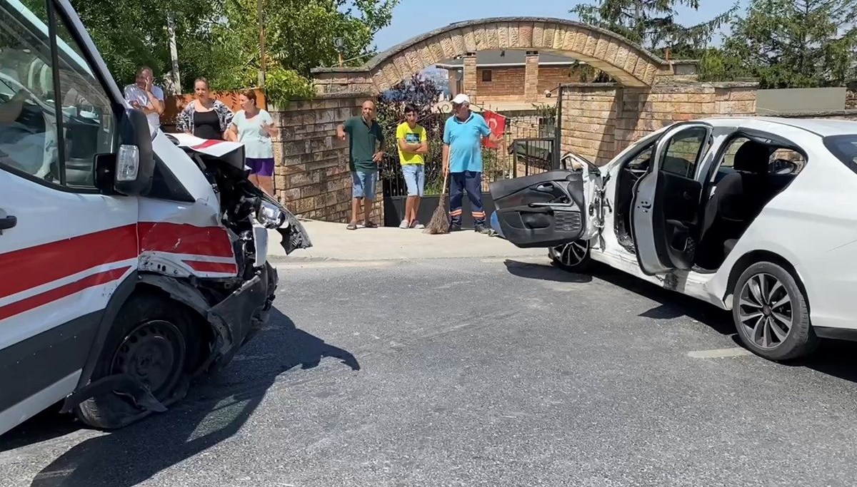 Ambulans otomobile çarptı: 4 yaralı Ambulans otomobile çarptı: 4 yaralı
