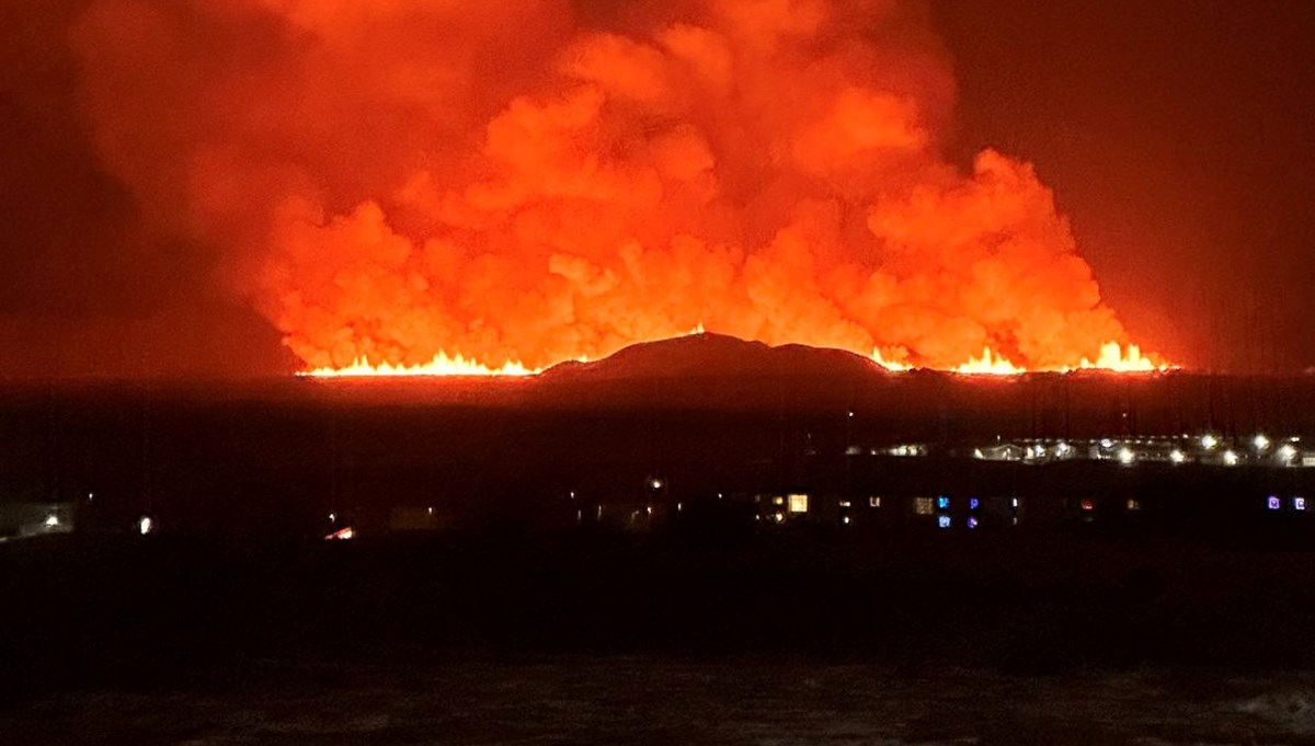 İzlanda'da yanardağ patladı