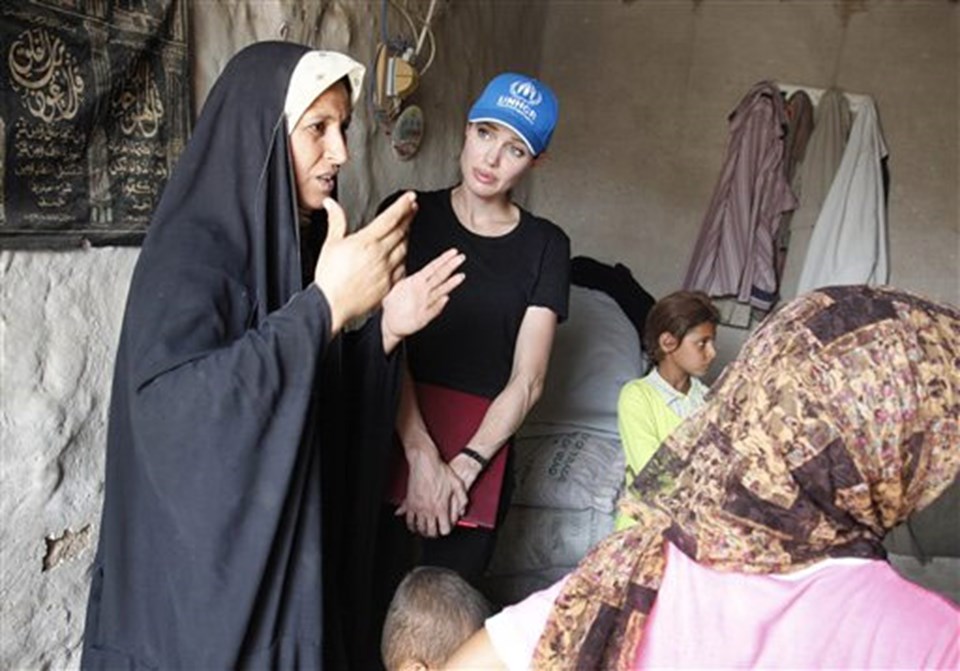 A.Jolie, Irak'ta mülteci kampını ziyaret etti  - 1