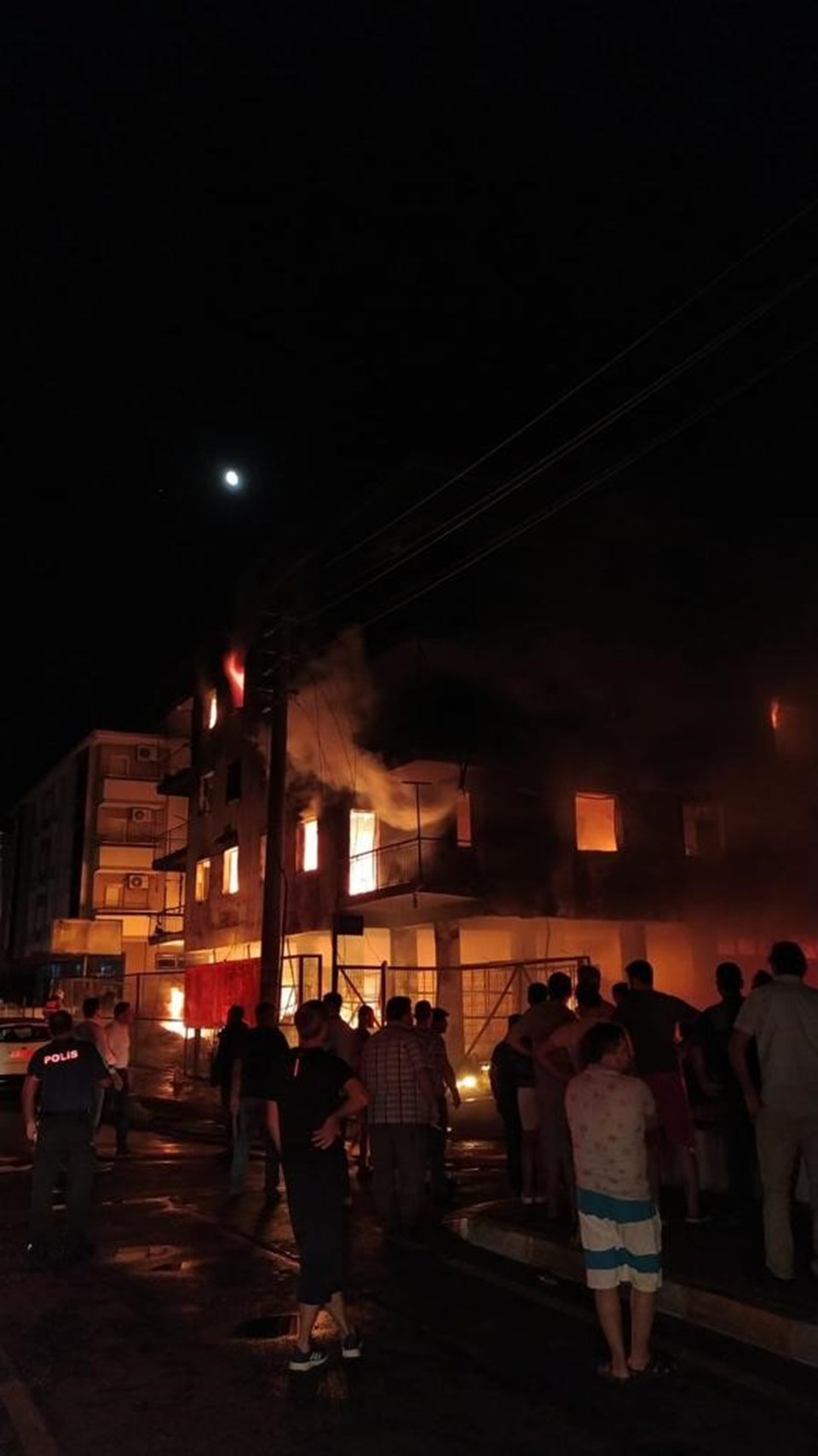 İzmir'de 4 katlı bina yangını - 1