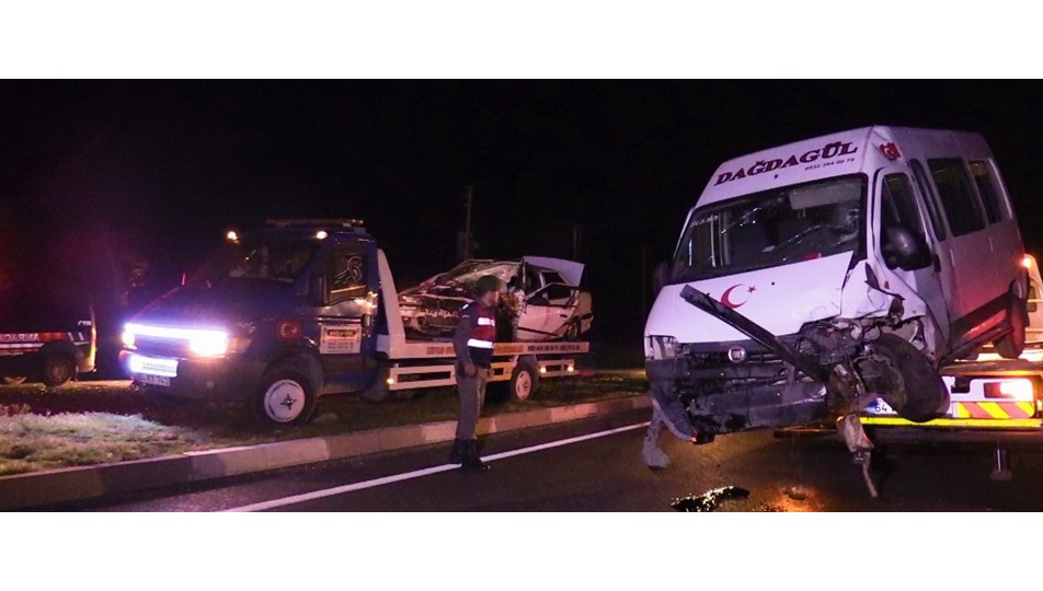 Uşak'ta zincirleme trafik kazası: 16 yaralı