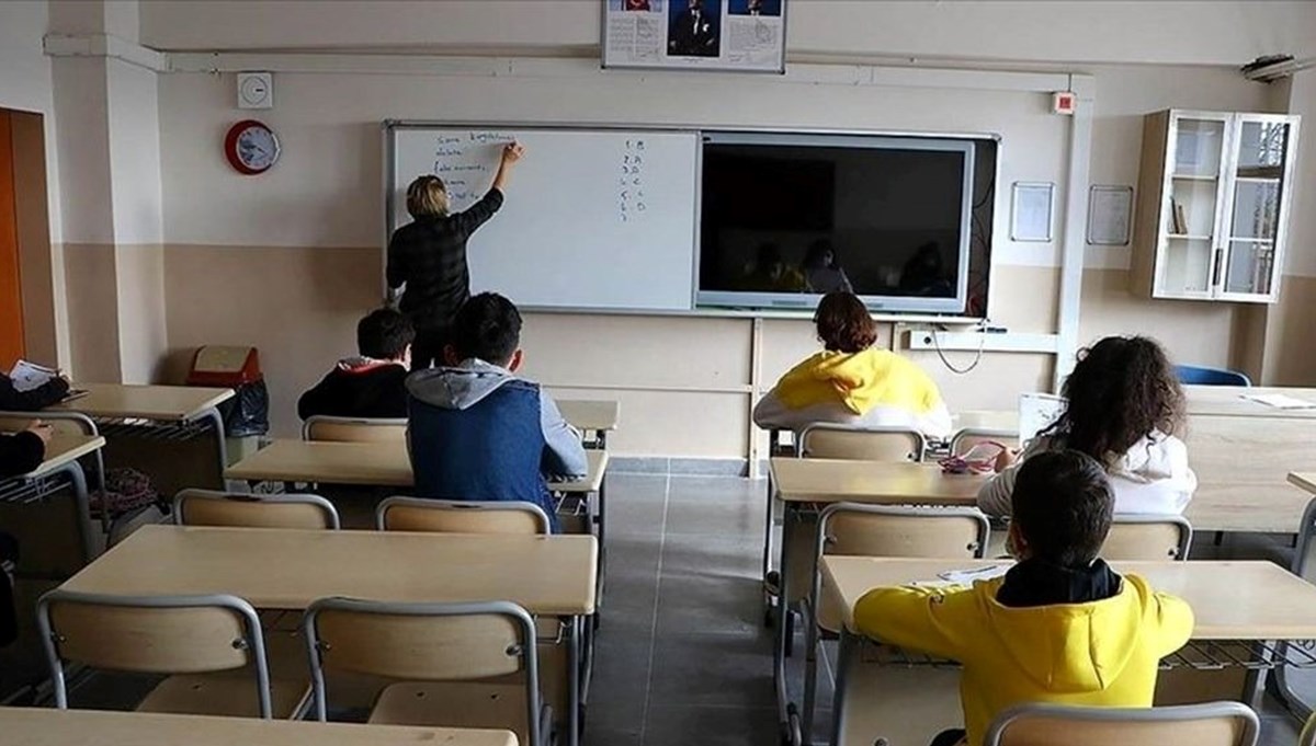 Yeni müfredat kademeli uygulanacak: İşte yapılan değişiklikler Yeni müfredat kademeli uygulanacak: İşte yapılan değişiklikler