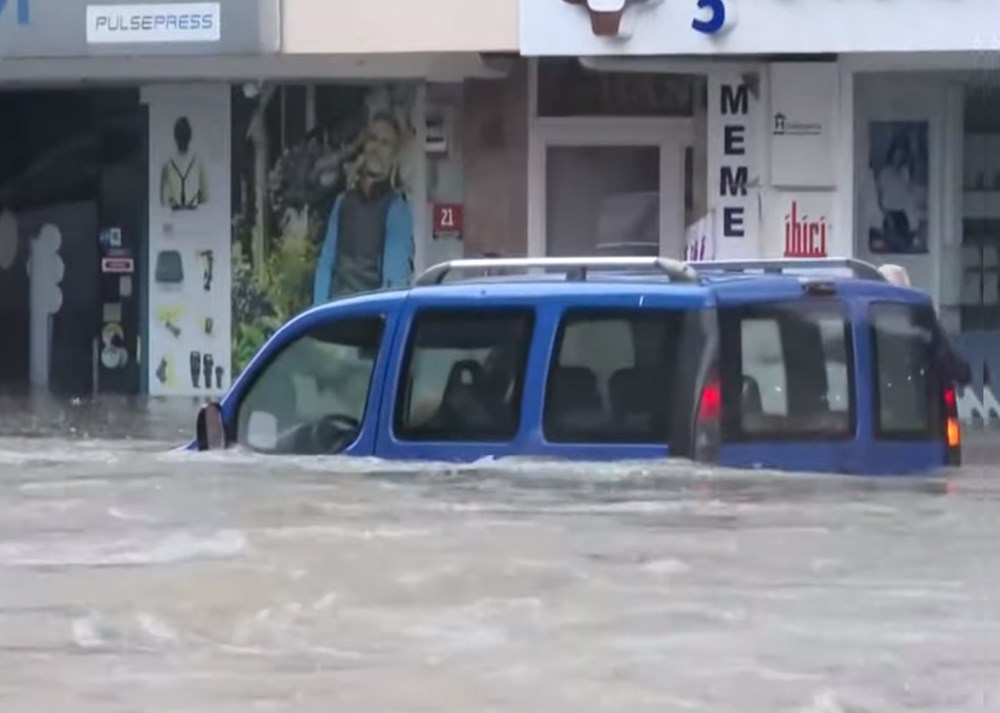 Ankara'da şiddetli yağış: Caddeler göle döndü, araçlar sürüklendi - 3