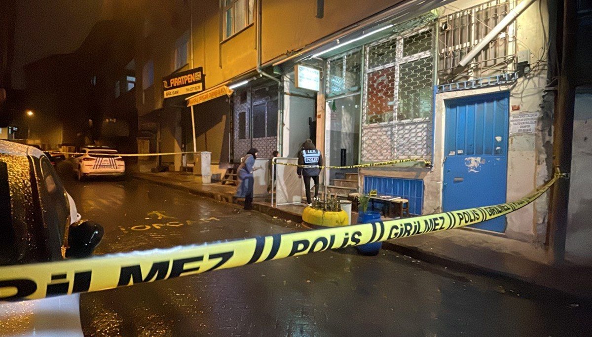 Beyoğlu'nda dernek lokaline silahlı saldırı: 3 yaralı Beyoğlu'nda dernek lokaline silahlı saldırı: 3 yaralı