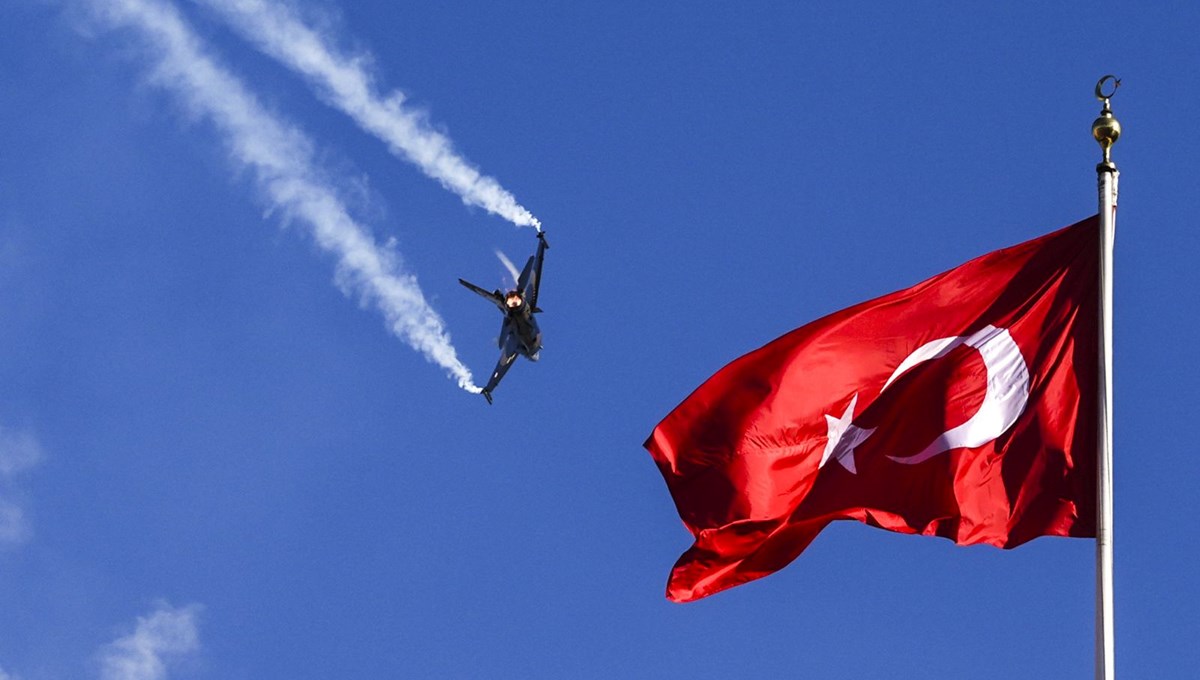 SOLOTÜRK'ten Ankara'da nefes kesen gösteri