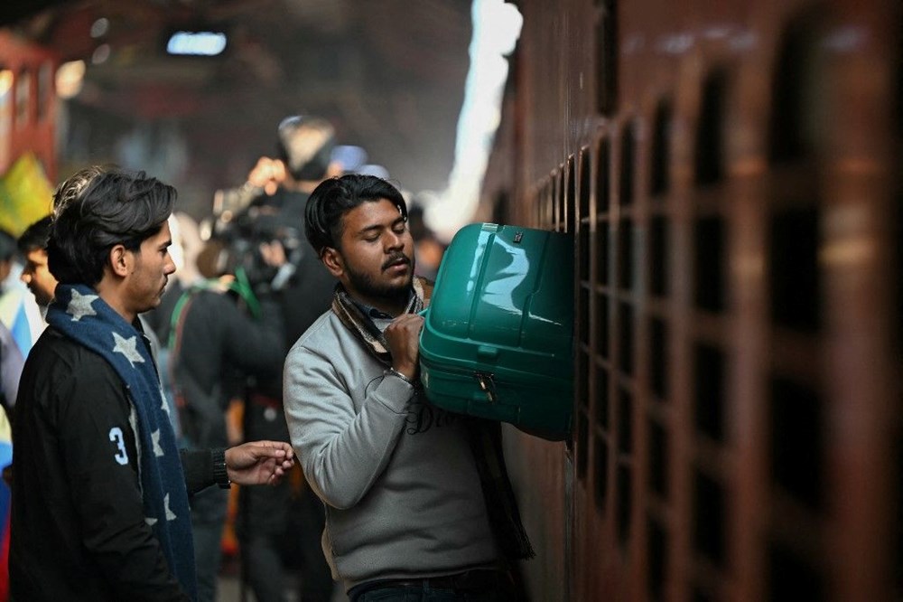 Hindistan'da bir izdiham daha: İki farklı seferi karıştıran yolcular ezilerek öldü - 4