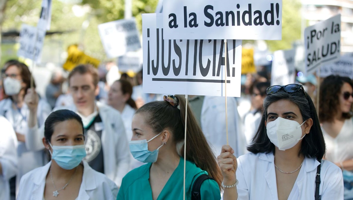 İspanya'nın başkenti Madrid'de doktorlar süresiz grev başlattı