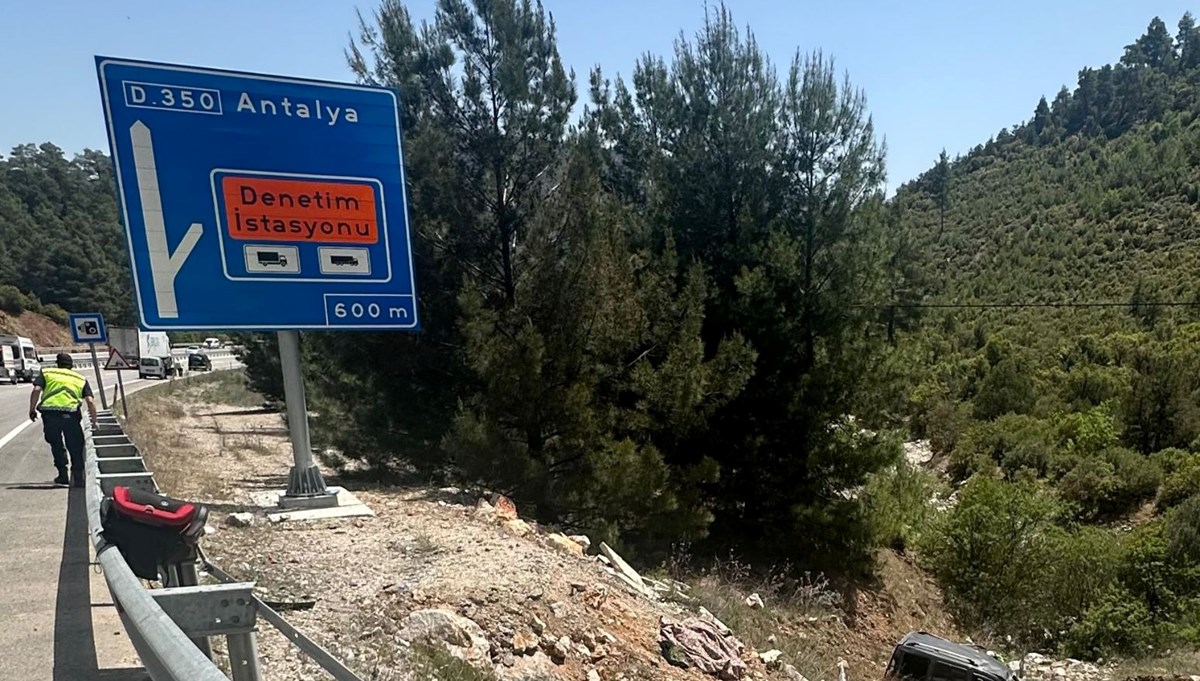 Antalya'da hafif ticari araç devrildi: 1 kişi hayatını kaybetti, 2 kişi yaralandı Antalya'da hafif ticari araç devrildi: 1 kişi hayatını kaybetti, 2 kişi yaralandı