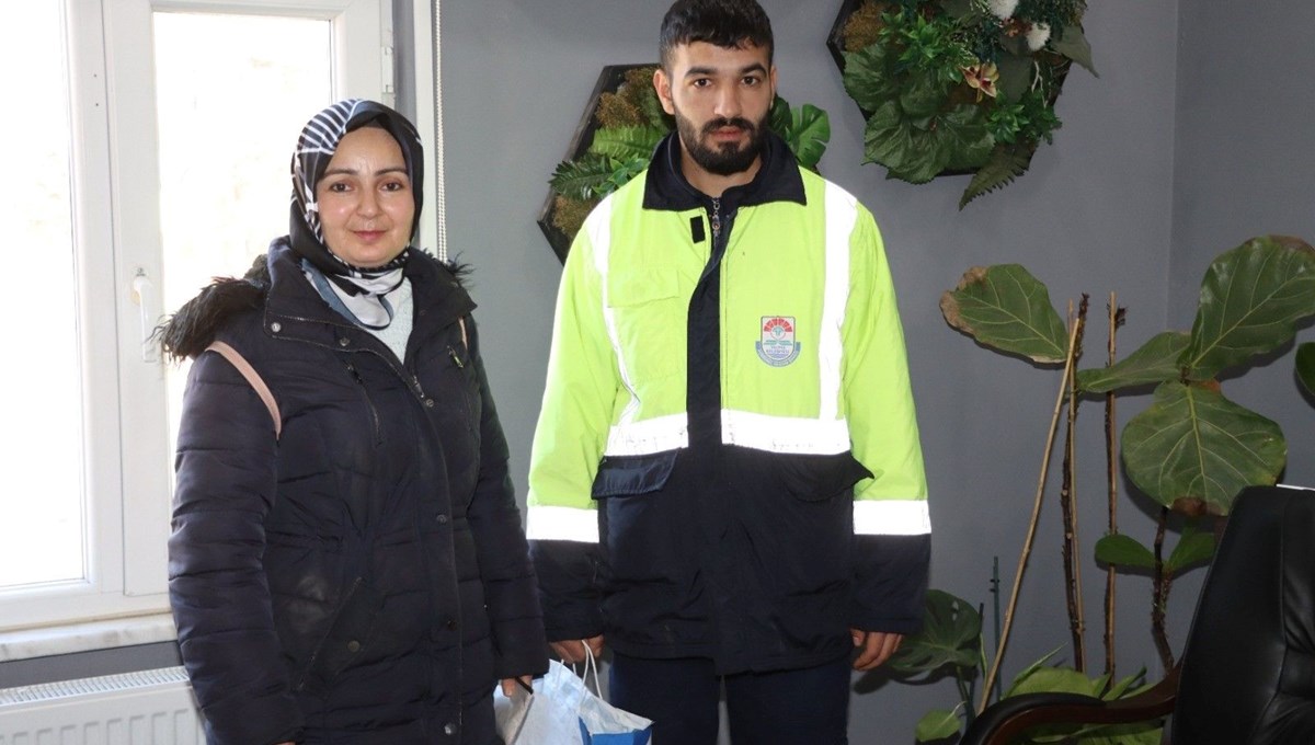 Yalova'da temizlik görevlisi bulduğu cüzdanı sahibine teslim etti