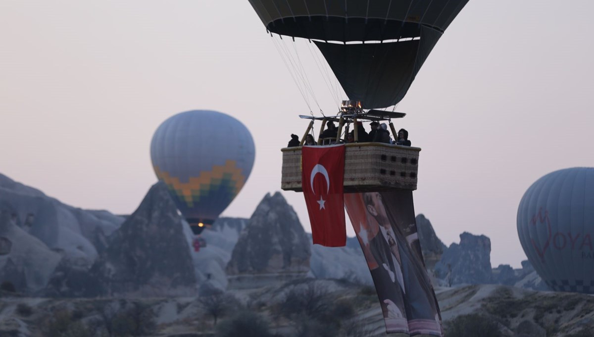 Kapadokya'da balonlar Türk bayrakları ve Atatürk posteri ile uçtu