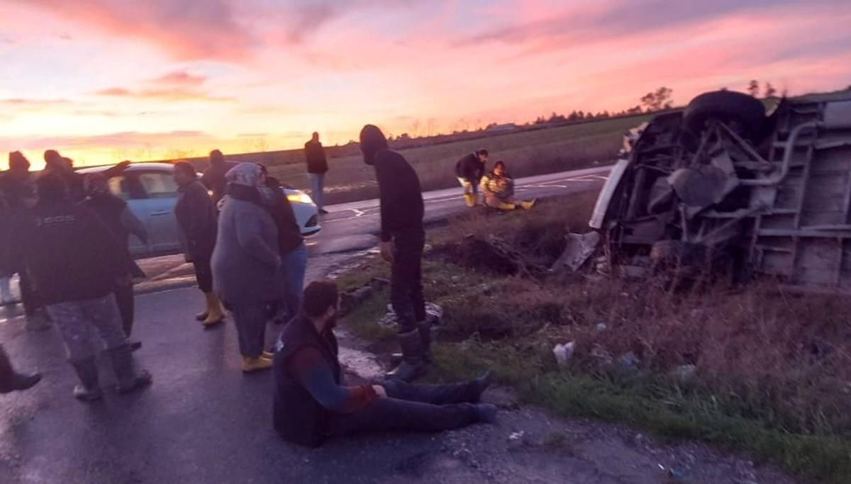 Silivri’de servis minibüsü kaza yaptı: 12 yaralı Silivri’de servis minibüsü kaza yaptı: 12 yaralı