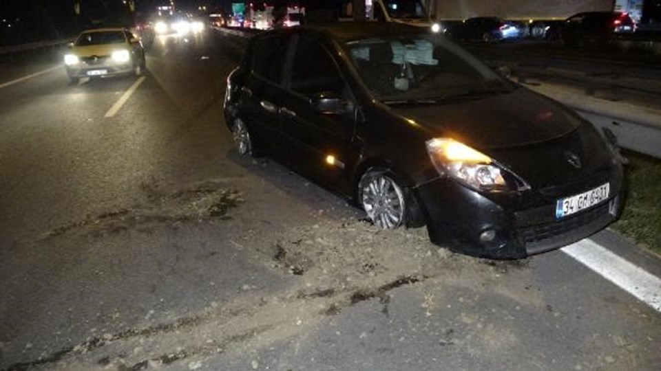 Anadolu Otoyolu'nun Kocaeli kesimindeki trafik kazası ulaşımı aksattı - 1