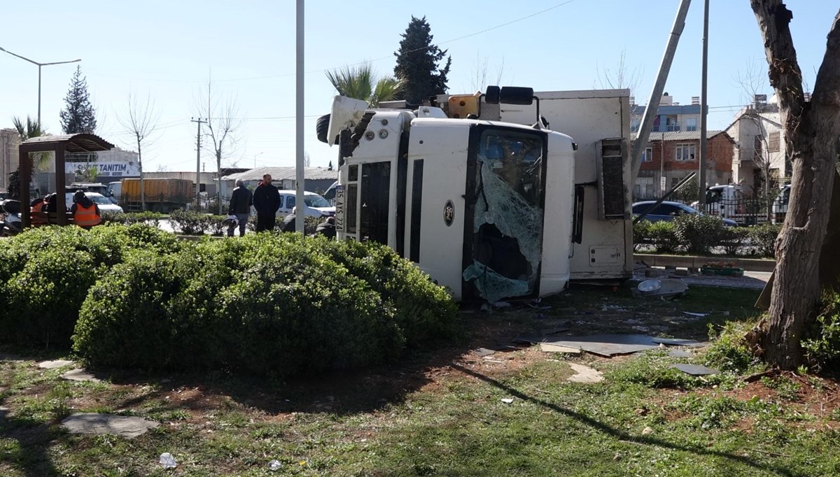 Antalya'da sebze meyve yüklü TIR devrildi