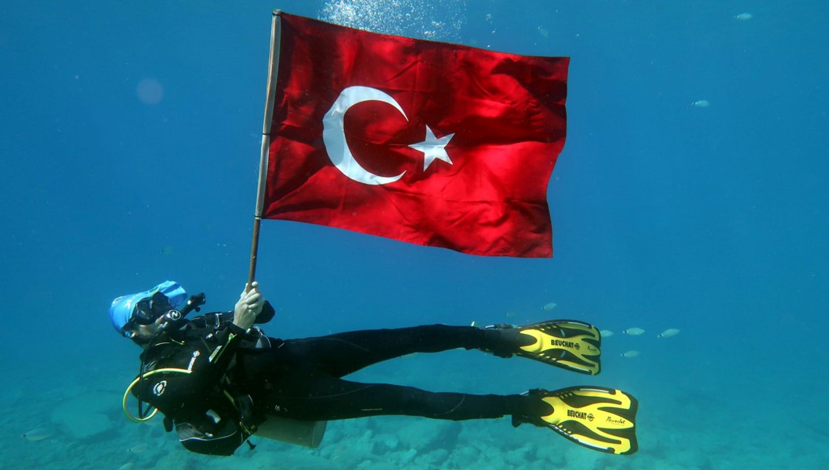 Deniz dibinde 30 Ağustos kutlaması