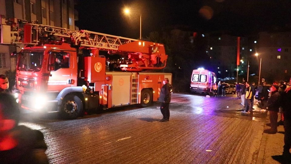 İzmir'de 10 katlı binada yangın: Çok sayıda kişi dumandan etkilendi - 1