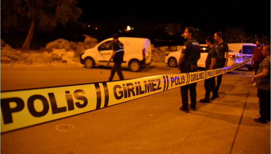 Şanlıurfa'da silahlı kavga: Yoldan geçen anne ile 2 çocuğu yaralandı