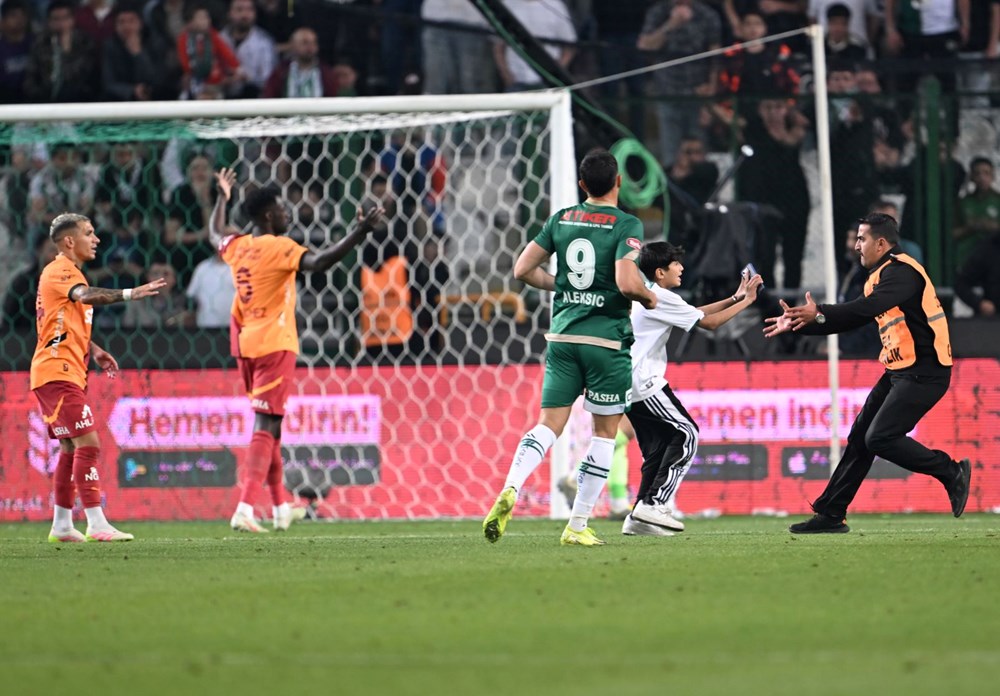Konyaspor - Galatasaray maçında alana demir atıldı! 74 qPluXMRCjUaT mt3K1fRjg