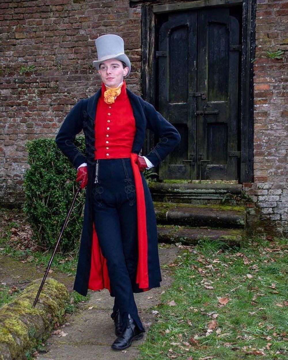 Англичанин живет в красном. Зак Пинсент. Zack MACLEOD Pinsent. 19 Век Наряды Англии мужские. Одежда Англия герцогини 19 век.