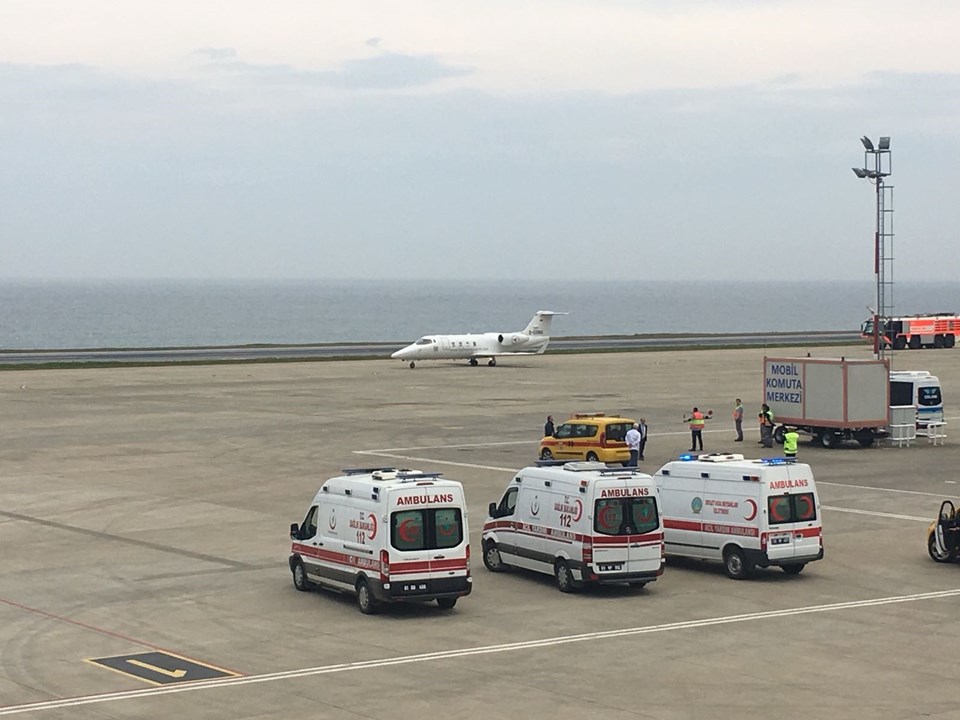 Ambulans uçak Trabzon Havalimanı'na acil iniş yaptı - 1