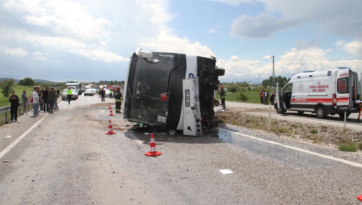 Yolcu otobüsü devrildi: Yaralılar var Yolcu otobüsü devrildi: Yaralılar var