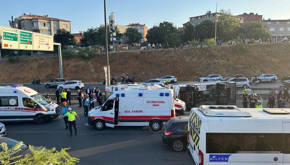 Ümraniye TEM'de servis aracı devrildi: Yaralılar var