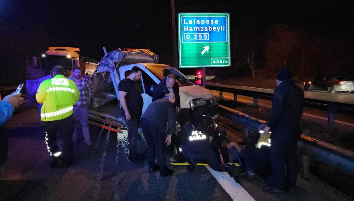 Edirne'de kamyonet ve hafriyat kamyonu kaza yaptı: 2 yaralı