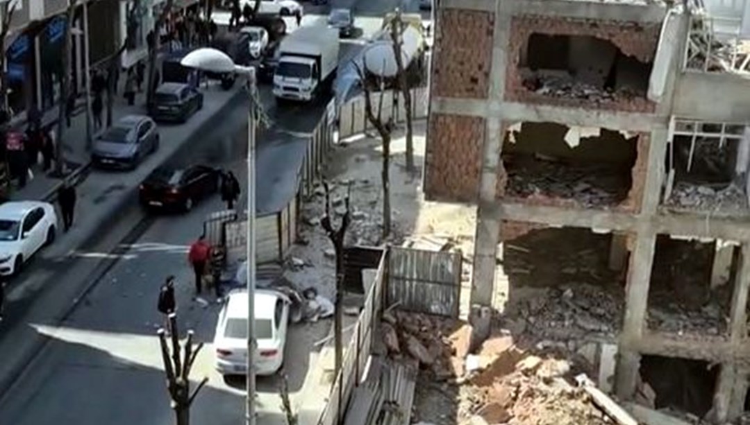 Sokağı savaş alanına çeviren yıkım: Beton parçaları otomobilin üzerine düştü