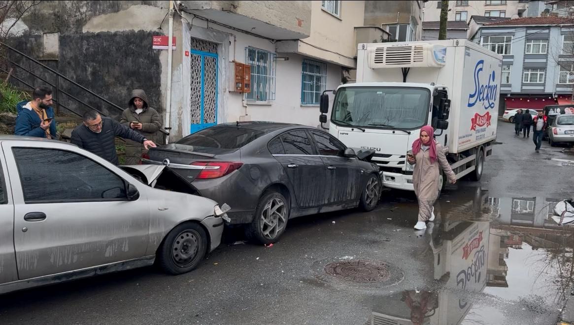 Beyoğlu’nda kamyonet sokağı birbirine kattı