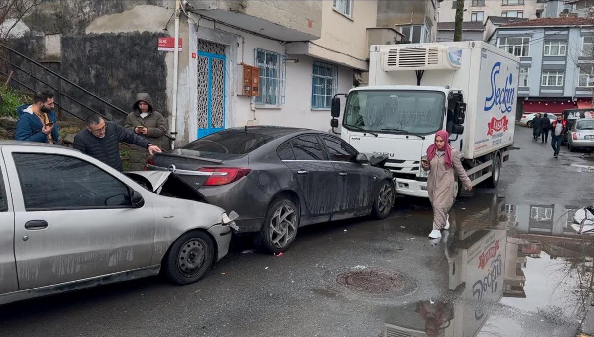Beyoğlu’nda kamyonet sokağı birbirine kattı Beyoğlu’nda kamyonet sokağı birbirine kattı
