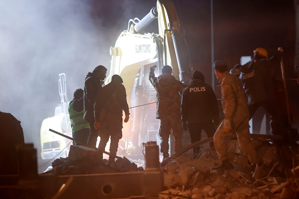 Enkaz altındakiler için zamana karşı yarış - 12