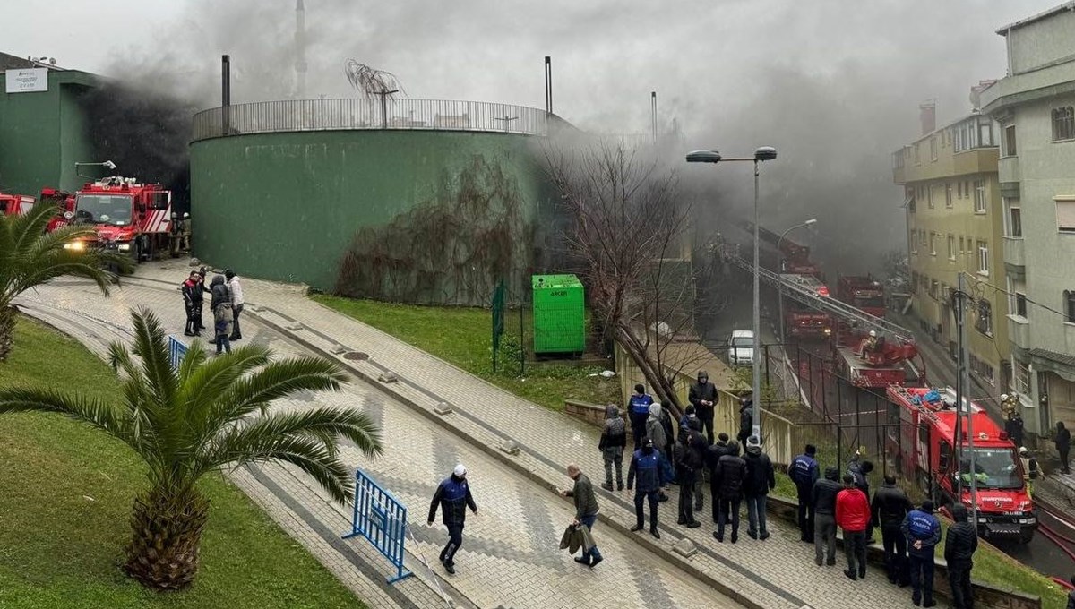 Çengelköy'de katlı otoparkta yangın