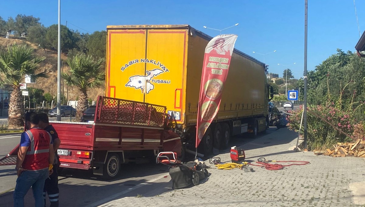 Kamyonet önce otomobile ardından TIR'a çarptı: 2 ölü Kamyonet önce otomobile ardından TIR'a çarptı: 2 ölü